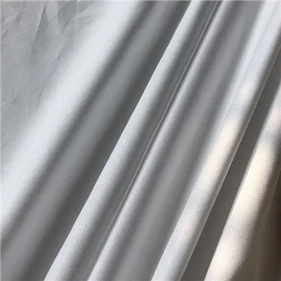 Balta kokvilnas svītru audums